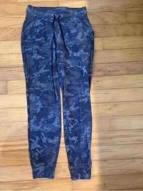 Lululemon Athletica Ready To Rulu Joggers Size 4 Gray Camo EUC